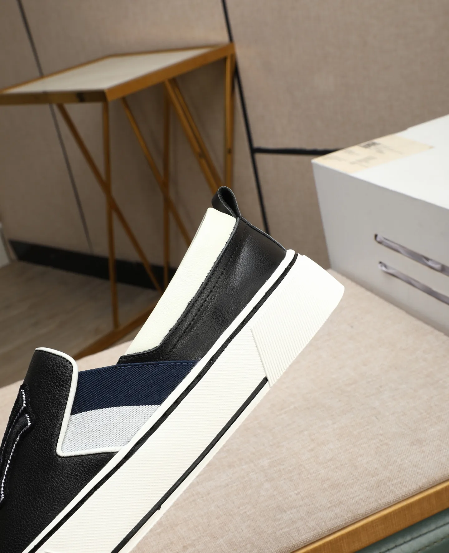 Men's shoes 💰460 GUCCI🔍🔍The latest models are on sale at the same time at the counter. Original calfskin imported from Italy, genuine leather lining, (high-end, extravagant, and classy) with exquisite workmanship. Soles: Original soles specially provided by the original factory. ⚠Exclusive double-layer movable molded soles are super comfortable⚠. Photos of the real thing🎬The real thing is even better🔍🔍"High quality·Follow the order" Code number 38-44